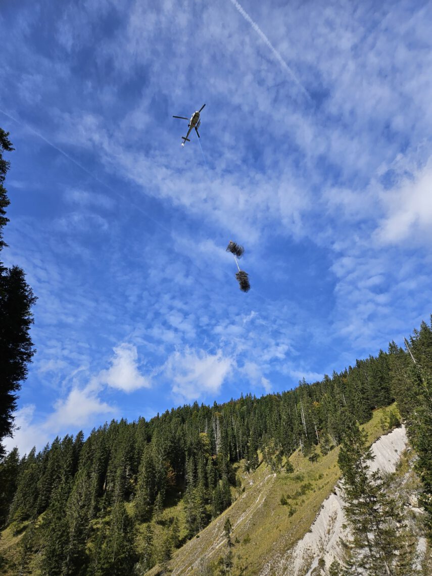 Zaunmüll Ableiten wird ins Tal geflogen (Foto Forstbetrieb Schliersee