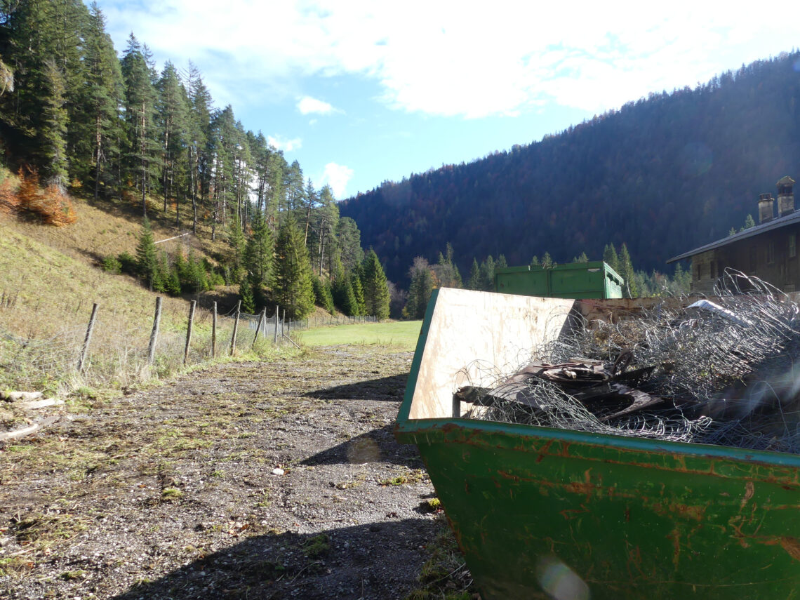 16 links neben dem Container, beschädigter Wildzaun